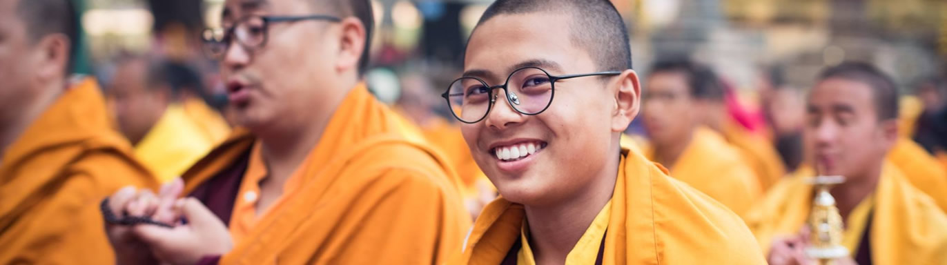 Buddhistische Reisen mit Ten Directions - Betende Mönche
